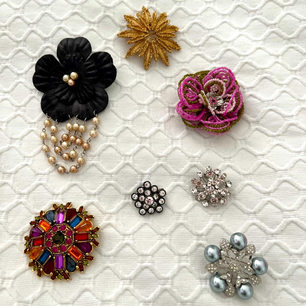 Fashion pins/brooches